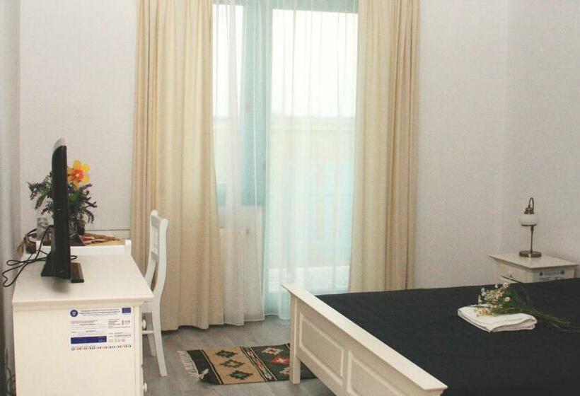 اتاق استاندارد با چشم‌انداز باغ, Frăgăria