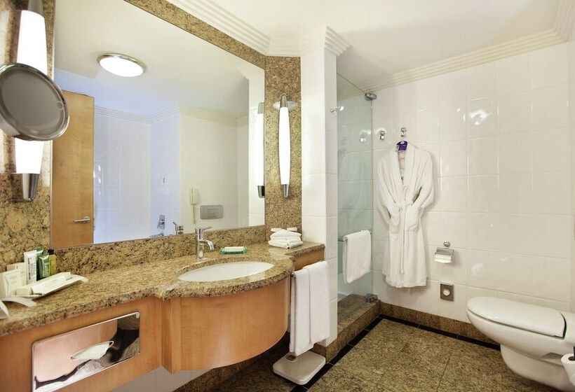 اتاق خانوادگی تودرتو, Adana Hiltonsa
