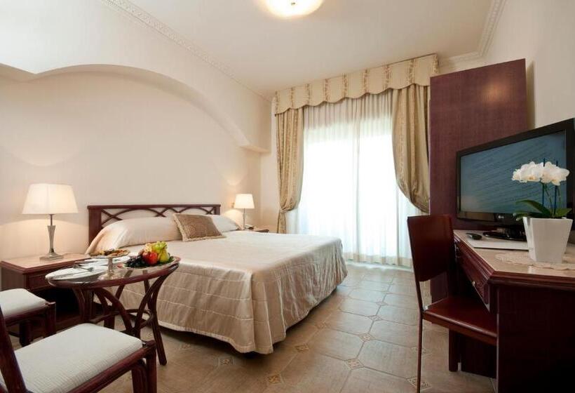 Трехместный Номер Классика, Grand Hotel Gallia