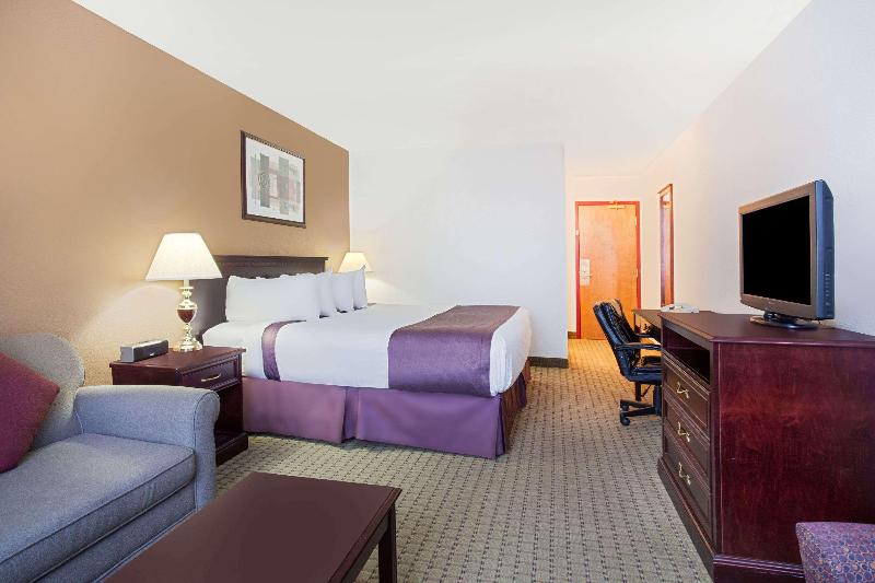 スタンダードルーム, Ramada By Wyndham Red Deer Hotel & Suites