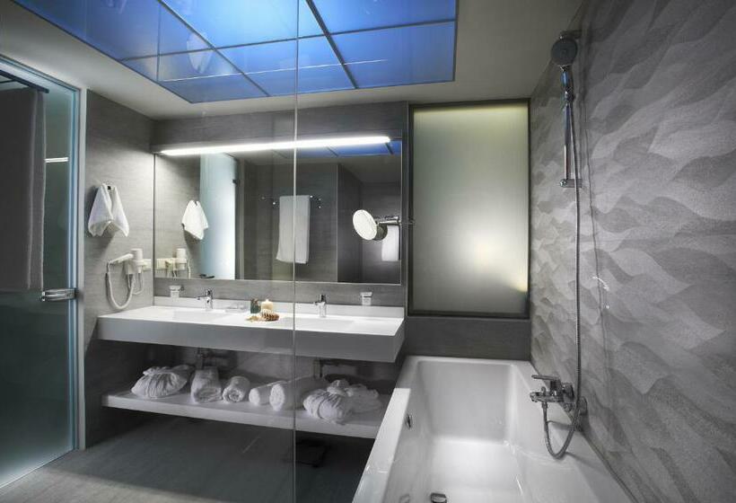 סוויטה, Blue Dolphin