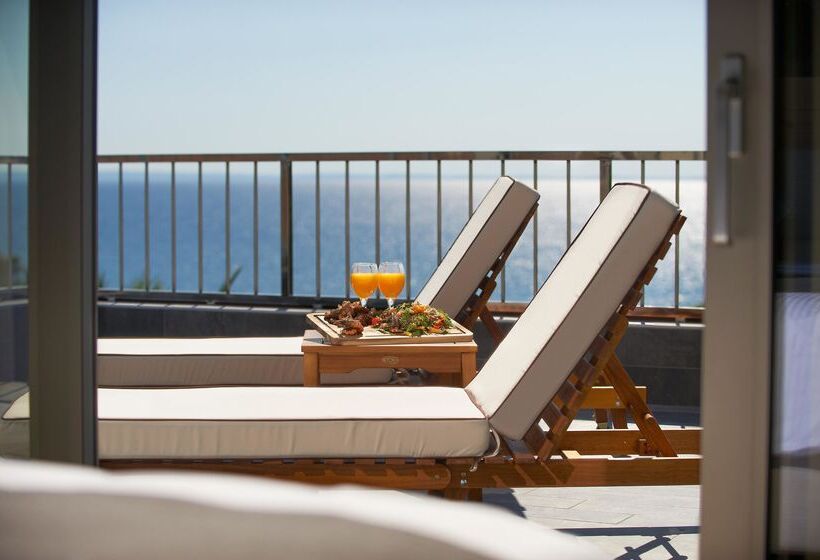 סוויטה, Blue Dolphin