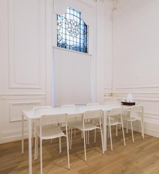 استودیوی سوپریور, Gallery Hyde Park Hostel