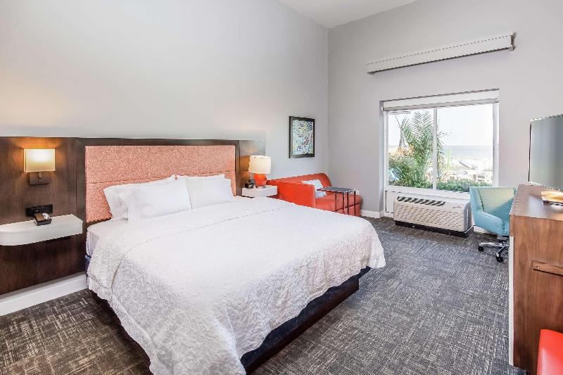 חדר סטנדרט עם מיטת קינג, Hampton Inn Pensacola Beach