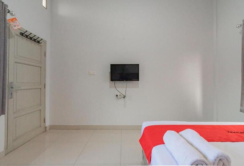 Номер Deluxe, Reddoorz Plus Syariah @ Tuparev Cirebon 3