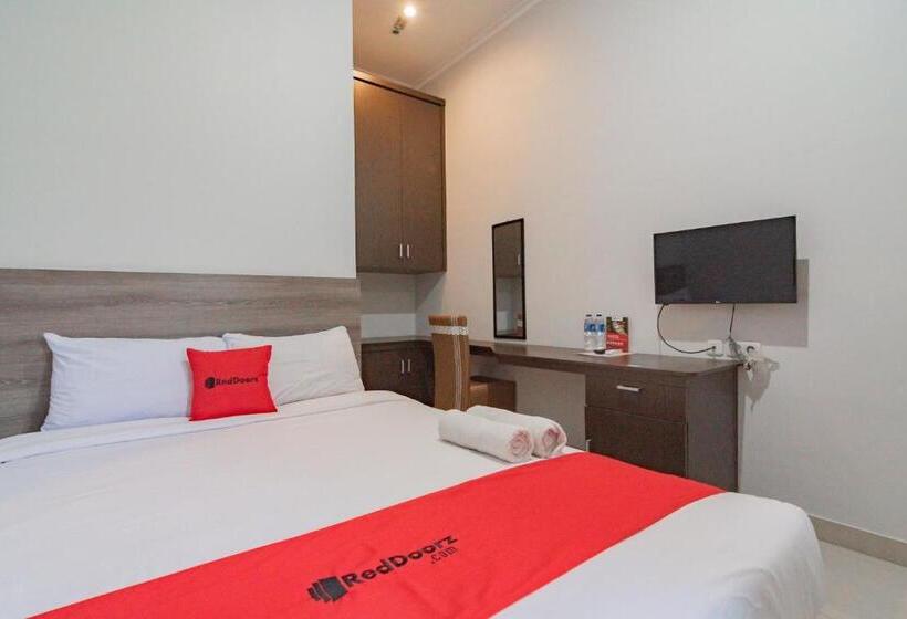 Номер Economy, Reddoorz Plus Syariah @ Tuparev Cirebon 3