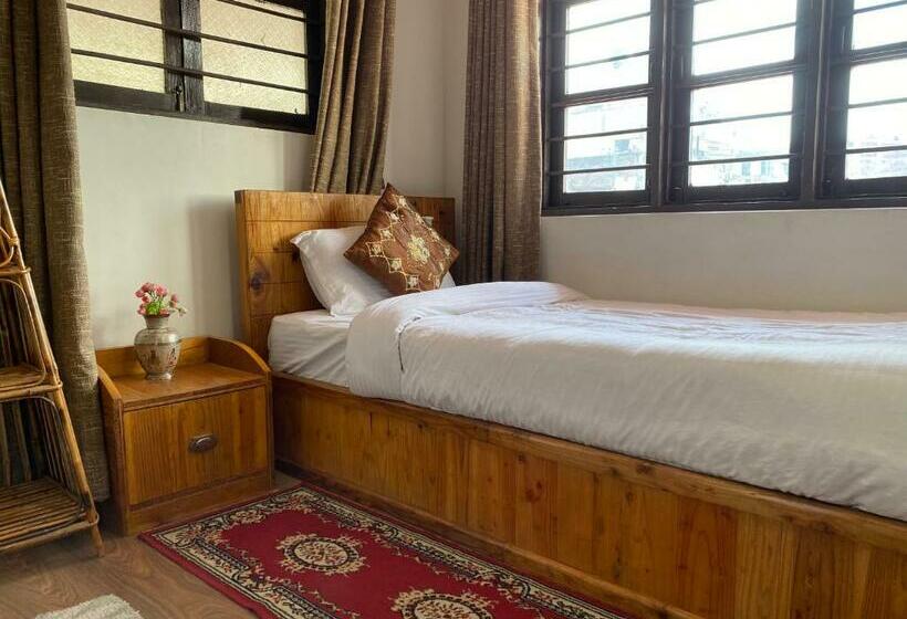 اتاق استاندارد یک نفره, Birds Nest Hostel