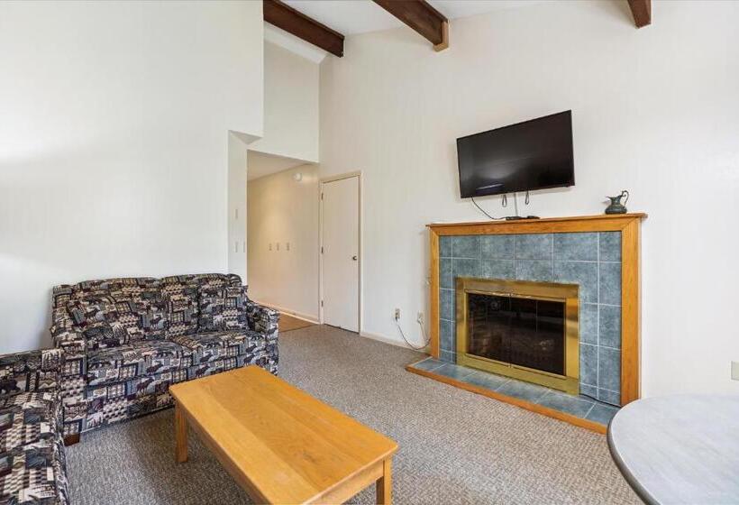 Люкс, Cedarbrook Queen Suite 203