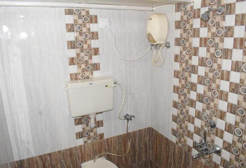 Кровать в Многоместном Номере с Общей Ванной, Mango Guest House