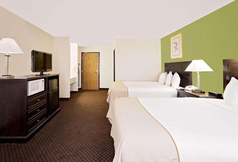 Номер Deluxe, Baymont By Wyndham Battle Creek Downtown