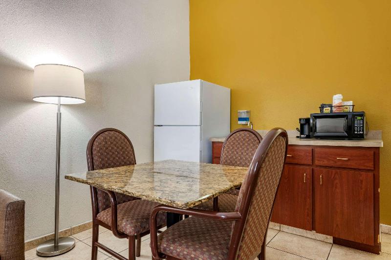 Люкс Кровать Кинг, Quality Inn Zephyrhillsdade City