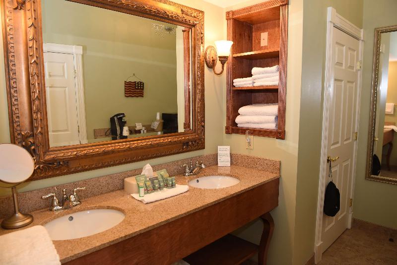 Номер Deluxe Адаптированный для Инвалидов, Ramada Hotel Ashland Catlettsburg