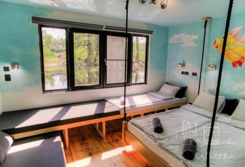 تختخواب در اتاق مشترک, Arkabarka Floating Hostel