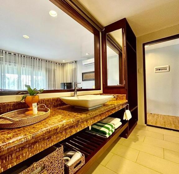 اتاق لوکس با تخت بزرگ, Amun Ini Beach Resort & Spa