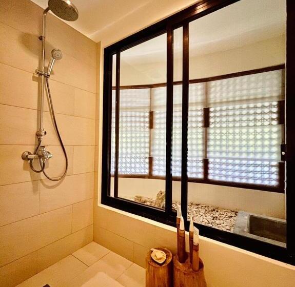 اتاق لوکس با چشم‌انداز دریا, Amun Ini Beach Resort & Spa