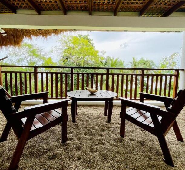 اتاق لوکس با چشم‌انداز دریا, Amun Ini Beach Resort & Spa