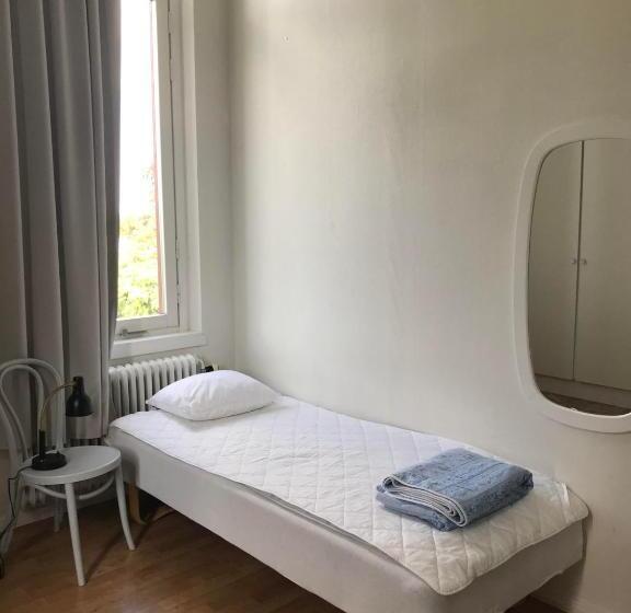 标准单人间共用浴室, Hellidens Slott