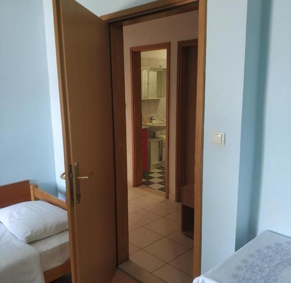 Трехместный Номер Стандарт с Балконом, Guest House Fosa