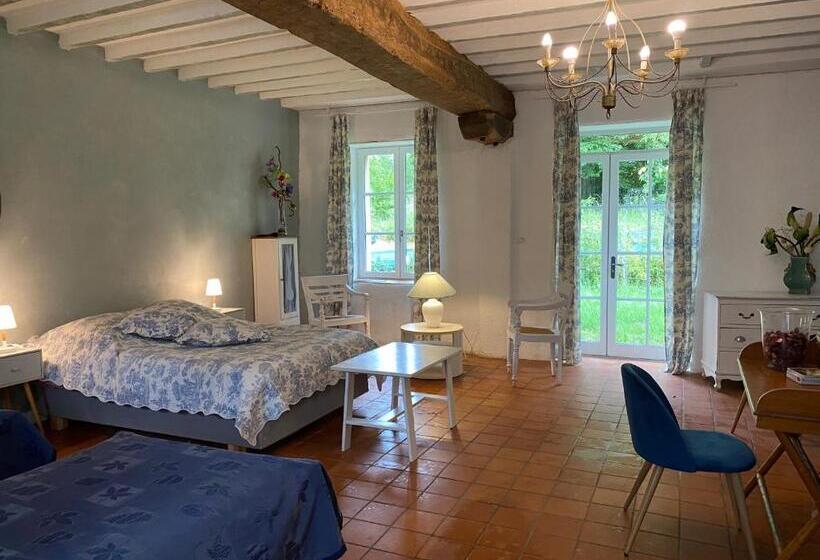 Семейный Номер, Le Domaine De La Cour