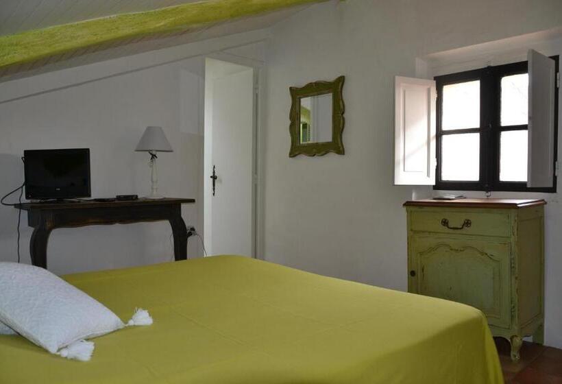 Номер Стандарт в Мансарде, Maison Saint Louis Avec Jacuzzi