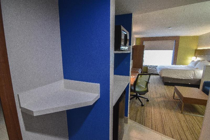 Suite met Kingsize Bed, Holiday Inn Express & Suites   Indianapolis Northwest, An Ihg