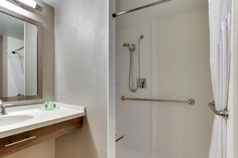 适合残疾人士使用的带超级大床的标准间, Holiday Inn Franklin   Cool Springs, An Ihg