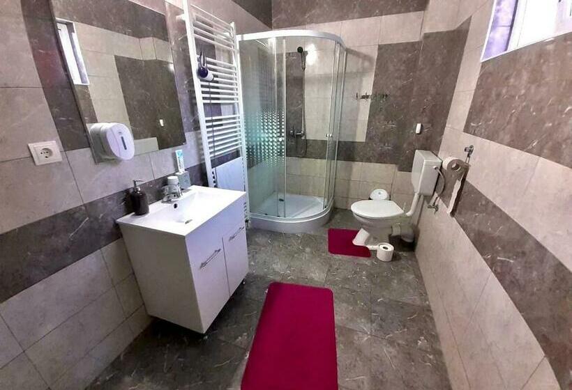 اتاق خانوادگی, Pensiunea Casa Albă