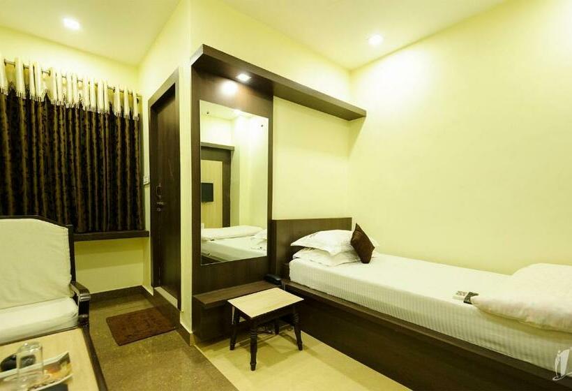 Номер Deluxe, Srigandha Residency  Vaccinated Staff