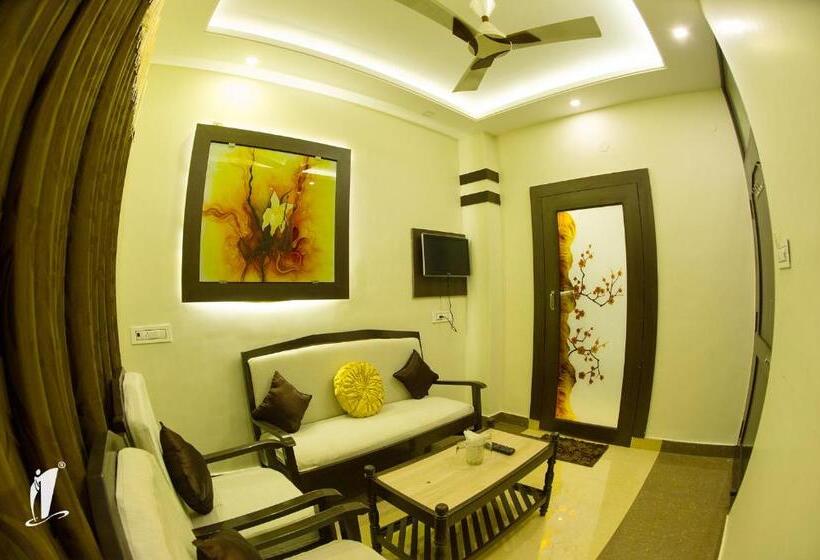 Люкс Superior, Srigandha Residency  Vaccinated Staff
