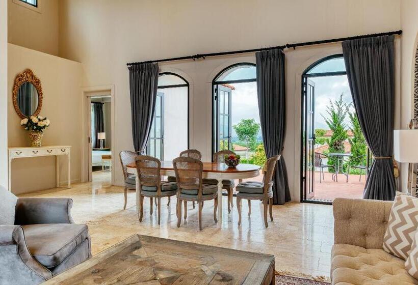 Вилла 3 Спальни с Бассейном, Mövenpick Resort Khao Yai
