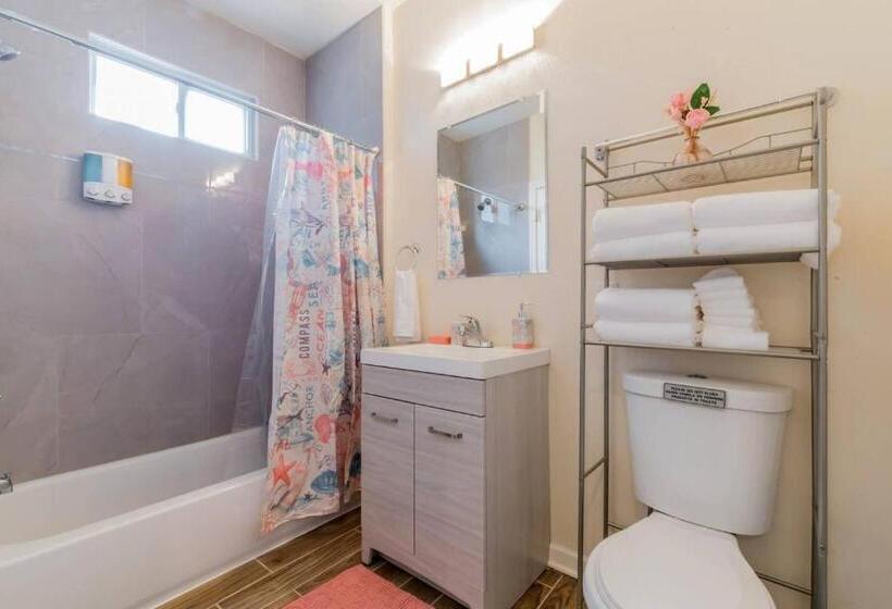 침실 1개 주택, 2 Blocks From Beach Sleeps 16