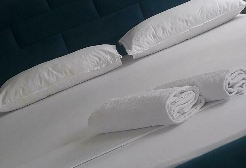 اتاق لوکس, Isabel's B&b