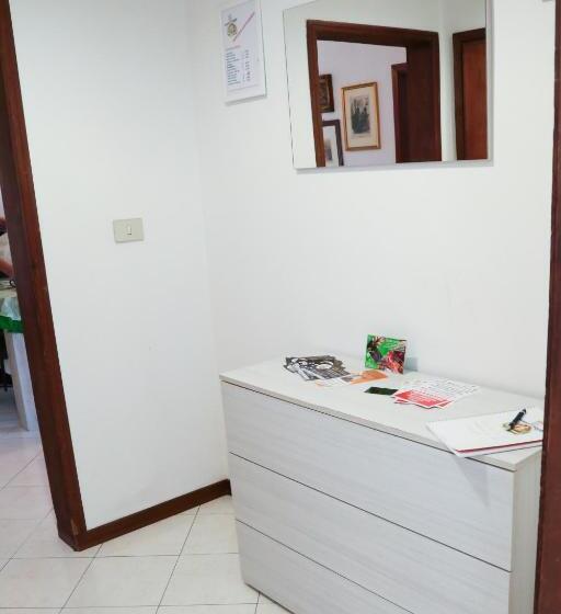 اتاق استاندارد با سرویس بهداشتی مشترک, Guest House Malaguzzi