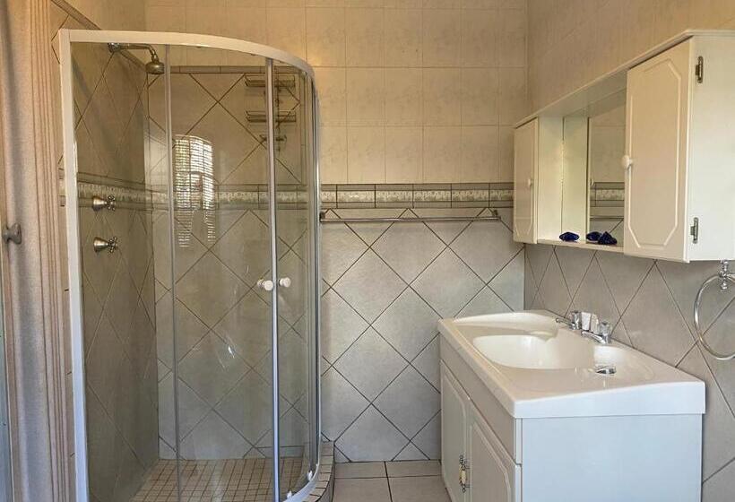 Номер Стандарт Вид на Бассейн, Ndzuti Guest House