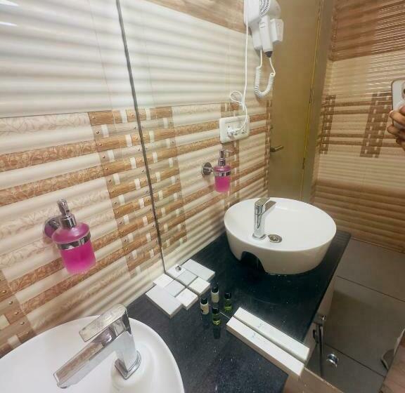 Suite with lake view, Lake N River Resort Munroe Island