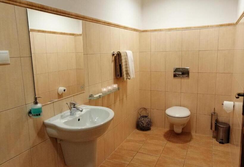 Трехместный Номер Стандарт с Балконом, Chaty A Apartmány Kúria Na Táľoch, Tále   Chopok Juh