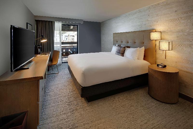 Номер Стандарт с Балконом, Highline Vail  A Doubletree By Hilton