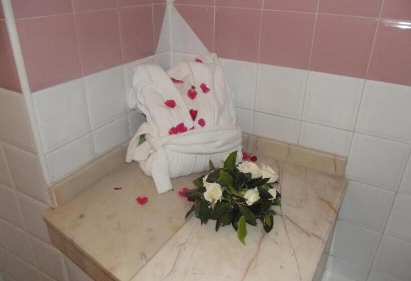 اتاق ساده سه‌ نفره, Al Kabir