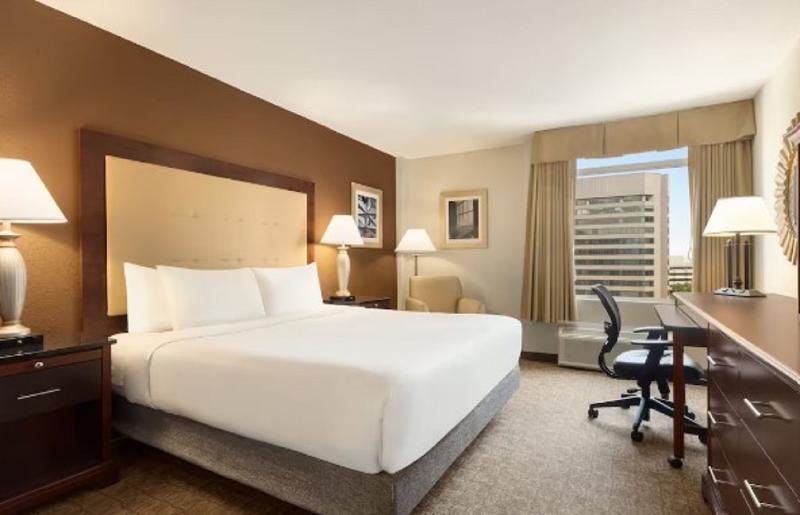 장애인을 위한 킹사이즈 침대 스탠다드 룸, Crowne Plaza Crystal City Washington, D.c., An Ihg