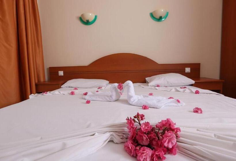 Люкс Вид на Сад, Tuntas Family Suites Kusadasi