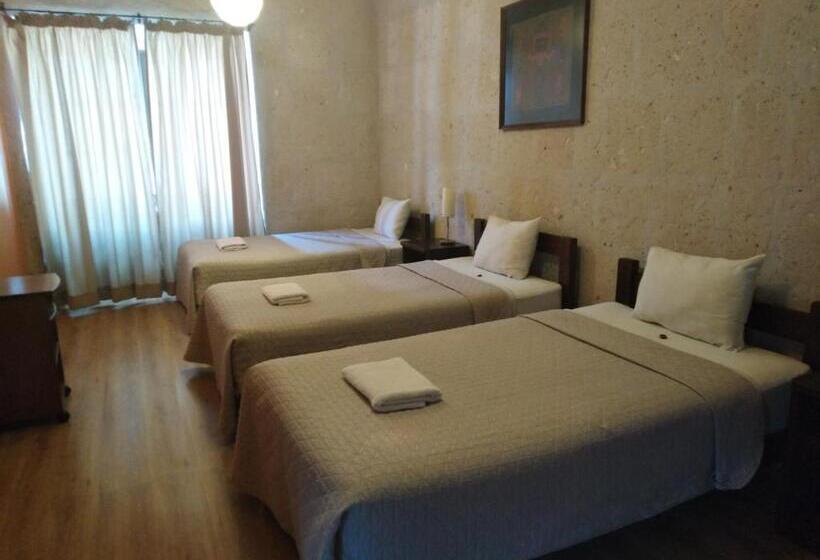 חדר סטנדרט לשלושה, Casablanca Hostal