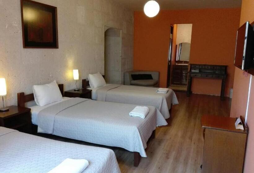 חדר סטנדרט לשלושה, Casablanca Hostal