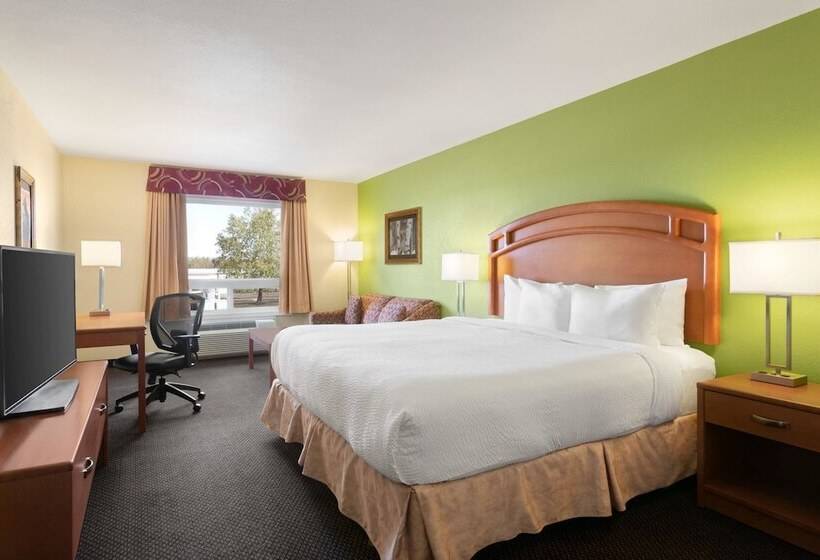 Люкс, Days Inn & Suites By Wyndham Thompson
