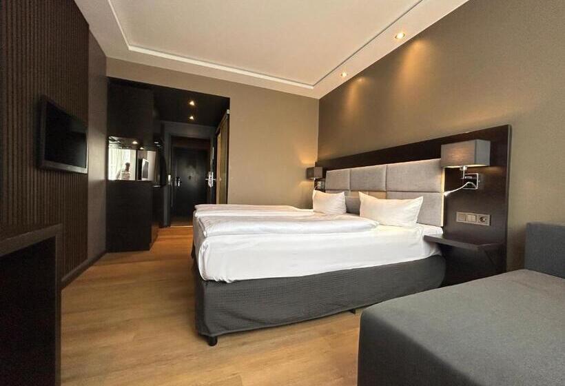 Quarto Estandar Interior, Am Karlstor