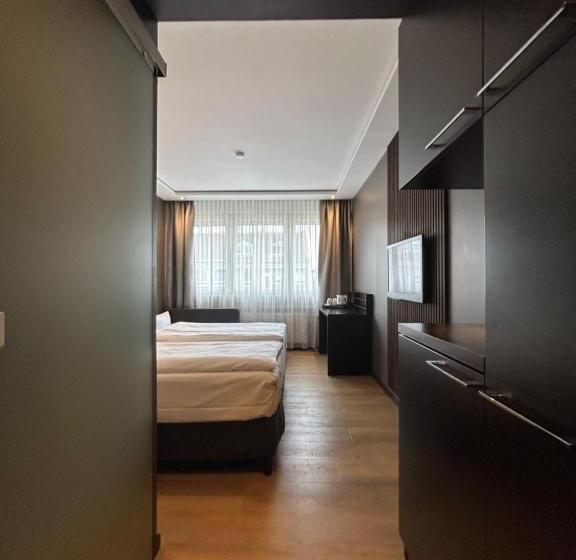 Quarto Triplo Estandar, Am Karlstor