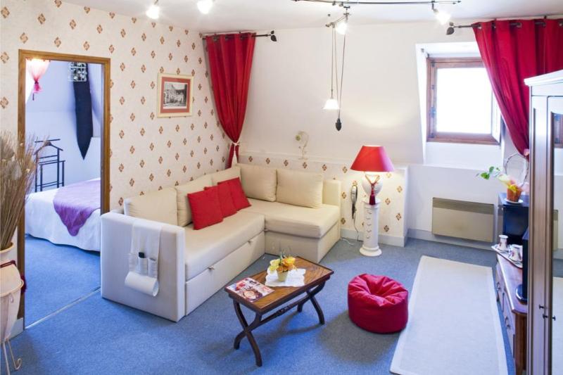Люкс, Logis Hôtel Restaurant Le Puits Doré