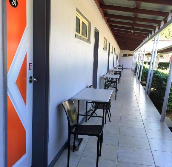 带大床的高级房间, Red Bridge Motor Inn