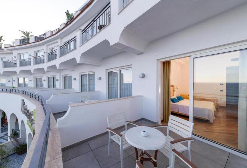 اتاق سوپریور با چشم‌انداز دریا و بالکن, Punta Campanella Resort & Spa
