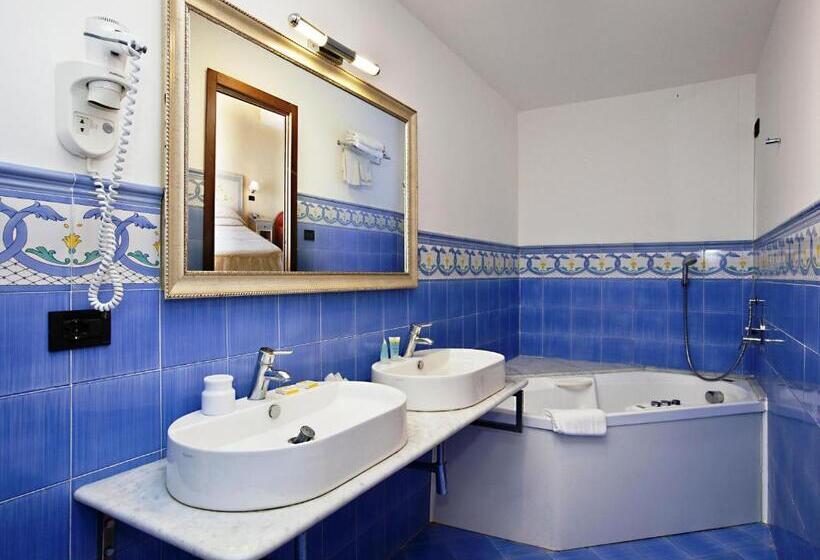 سوییت جونیور با چشم‌انداز دریا, Punta Campanella Resort & Spa