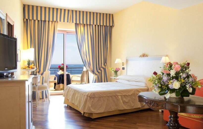 اتاق سوپریور با چشم‌انداز دریا و بالکن, Punta Campanella Resort & Spa